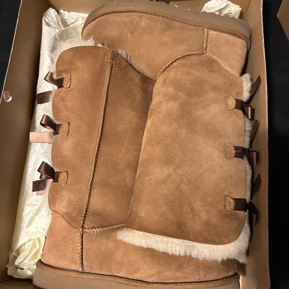 UGG bailey bow. W7 can fit a youth 5M